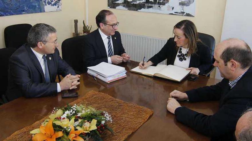 Ethel Vázquez, con Louzán y los alcaldes de Cangas y Moaña.