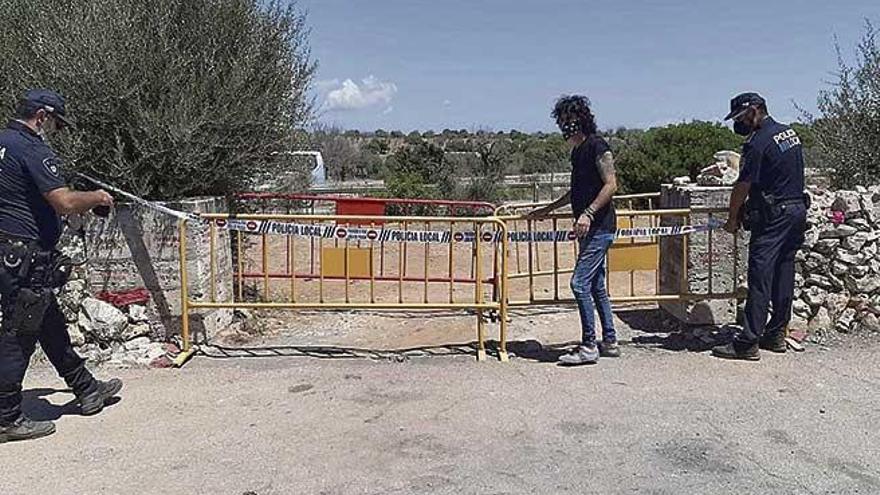 Carles Grimalt junto a los policías locales en el momento de precintar el aparcamiento.