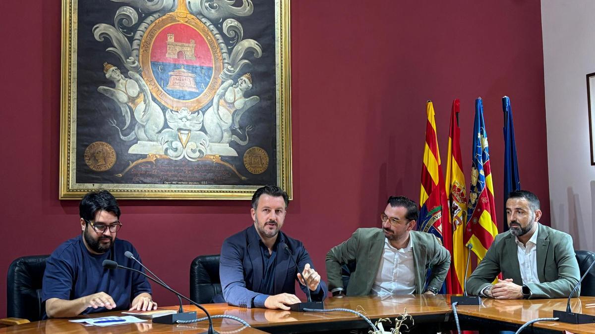 Rueda de prensa de este miércoles entre responsables municipales y el portavoz de los vecinos de Clara Campoamor en Elche