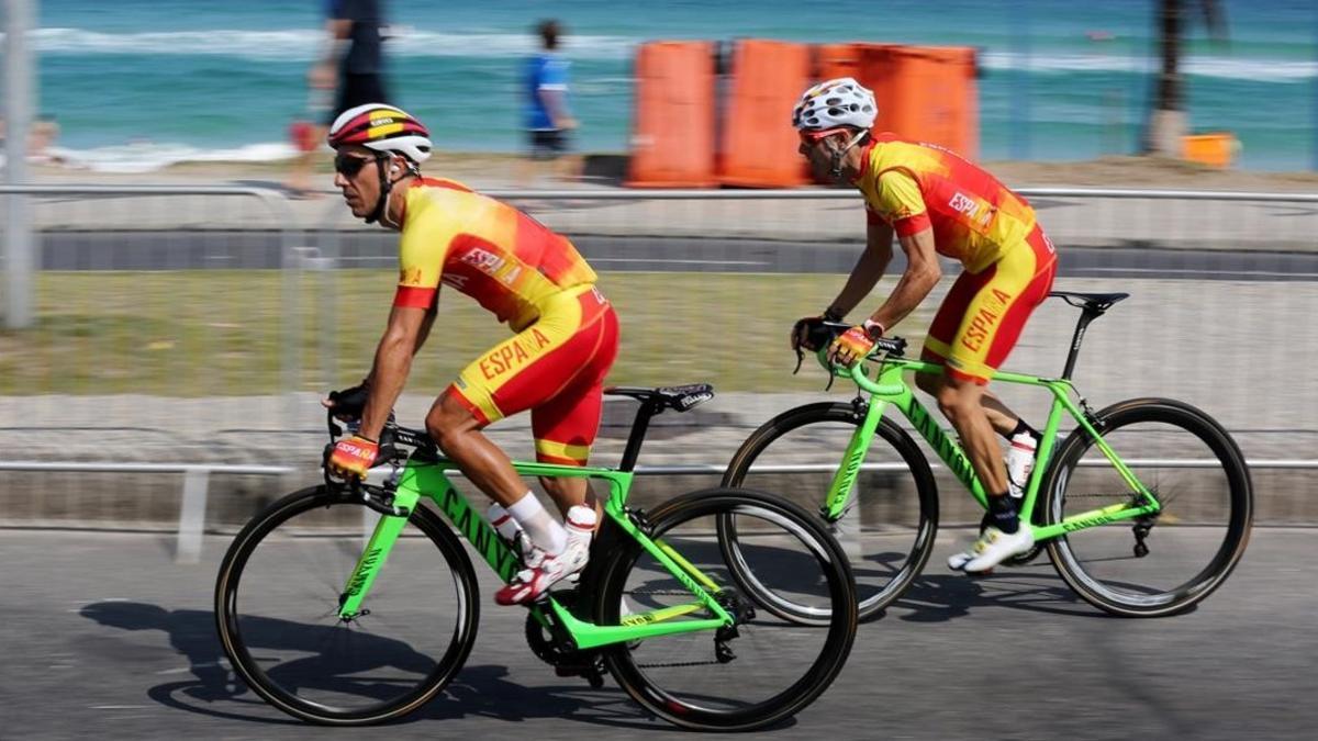 Purito y Valverde, en pleno entrenamiento por el circuito de la prueba olímpica de ciclismo de carretera