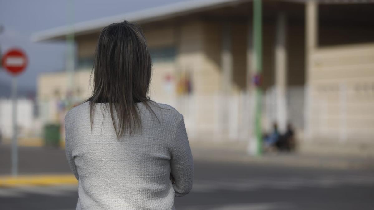 La madre de una niña acosada frente al IES de la Pobla de Vallbona donde ocurrieron los hechos.