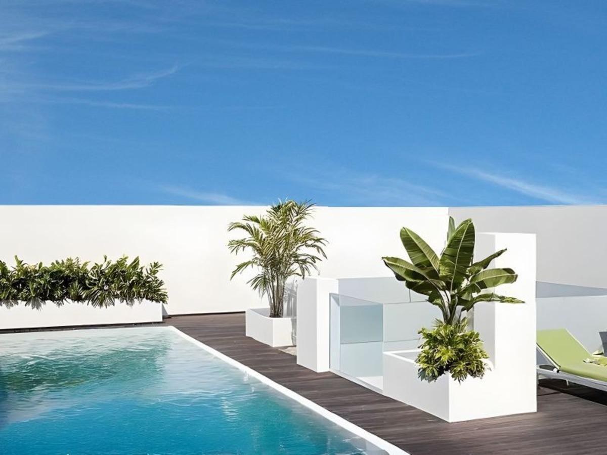 Recreación de cómo será la piscina del edificio de nueva construcción con viviendas a la venta por 161.515 euros en un pueblo cerca de Valencia.