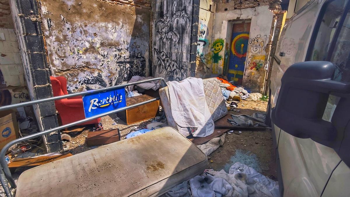 Solares llenos de basura por los que pasan las procesiones de la Semana Santa Marinera