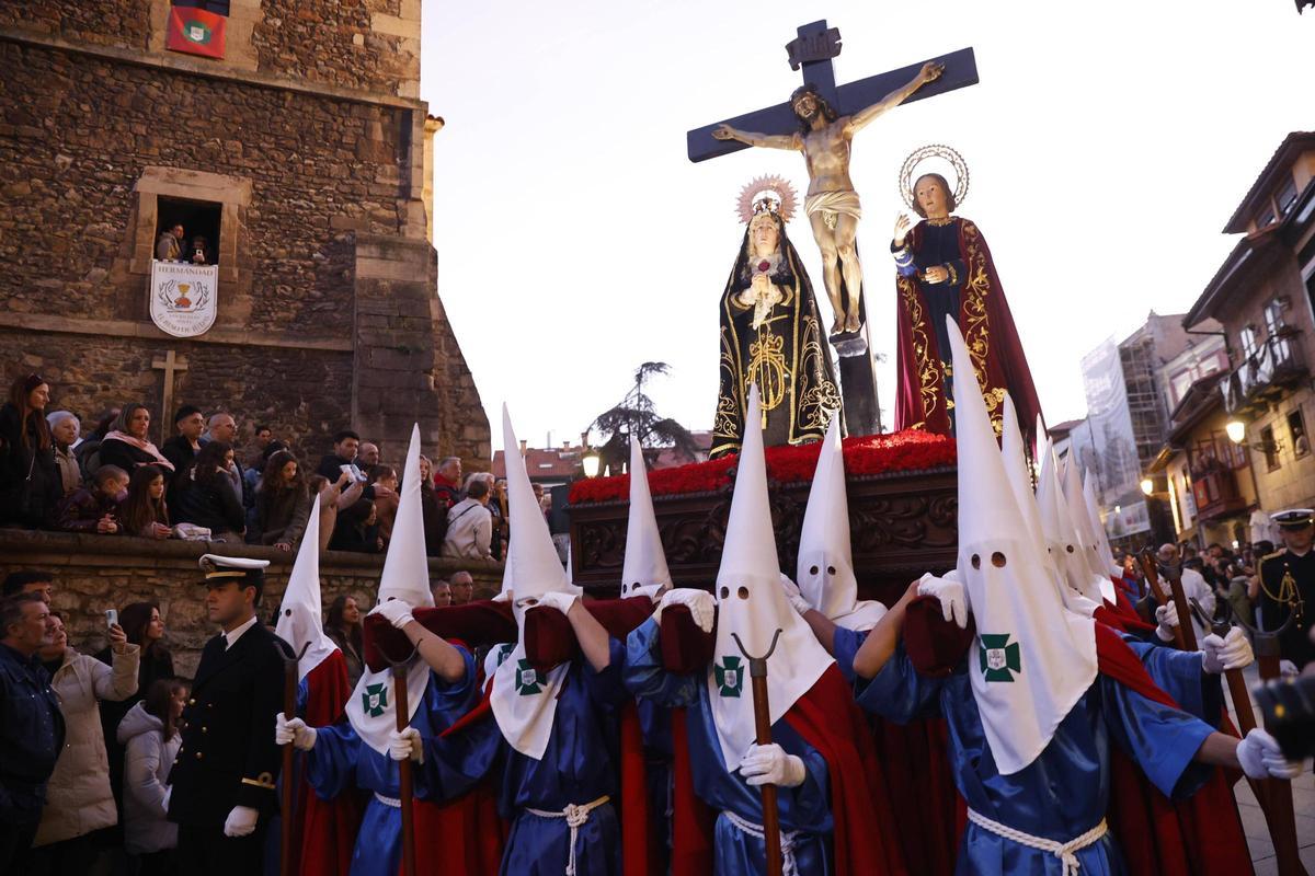 EN IMÁGENES: Avilés, a reventar en la procesión del Silencio