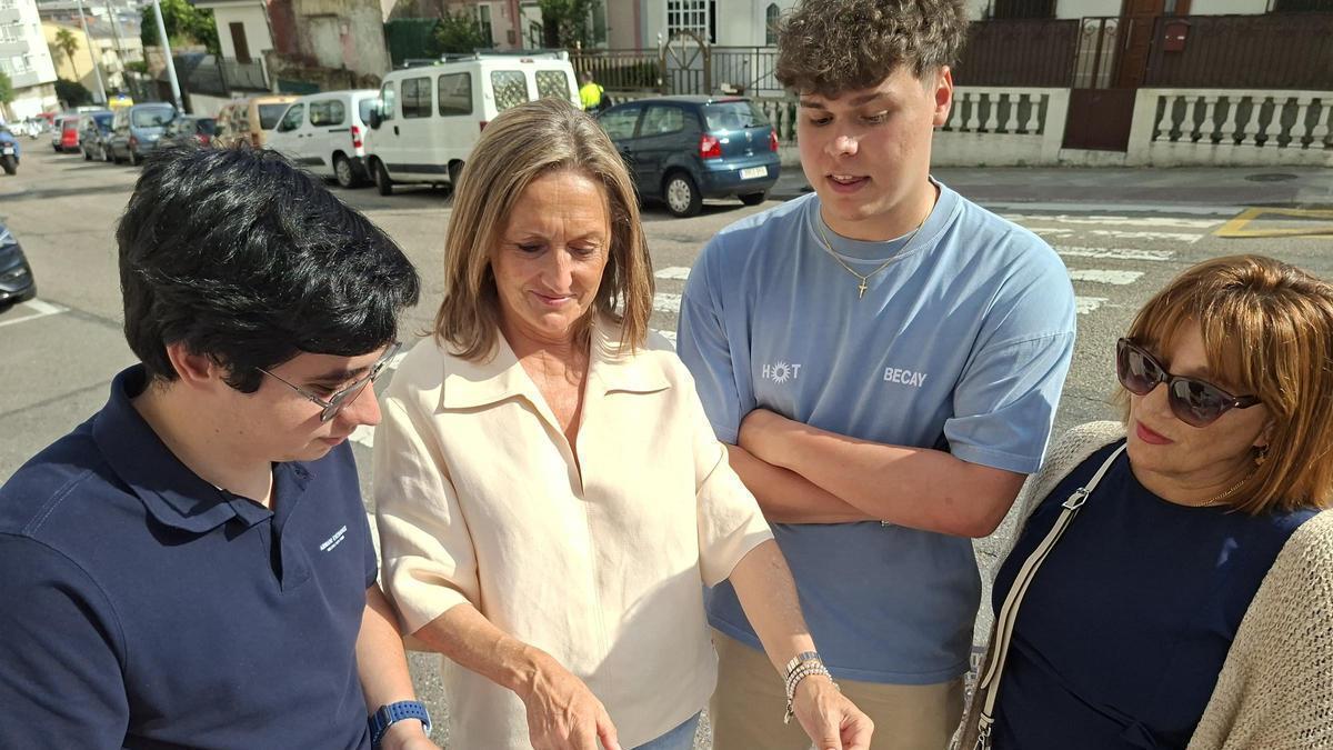 Luisa Sánchez explica el proyecto a vecinos de O Calvario.