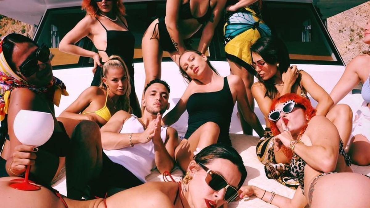 El cantante madrileño rodeado de mujeres en una embarcación, foto con la que presentó el lanzamiento de su sencillo "Yate", y por la que fue muy criticado.