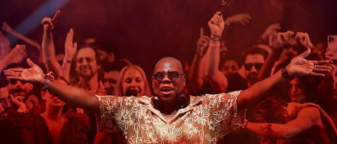 El ‘rey del ritmo’ saludando a los miles de ‘clubbers’ en su fiesta de los domingos en Eivissa.