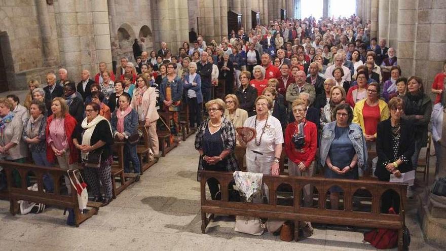 El medio millar de voluntarios de Cáritas que ayer se reunió en Ourense, en la misa en la catedral. // I. O.