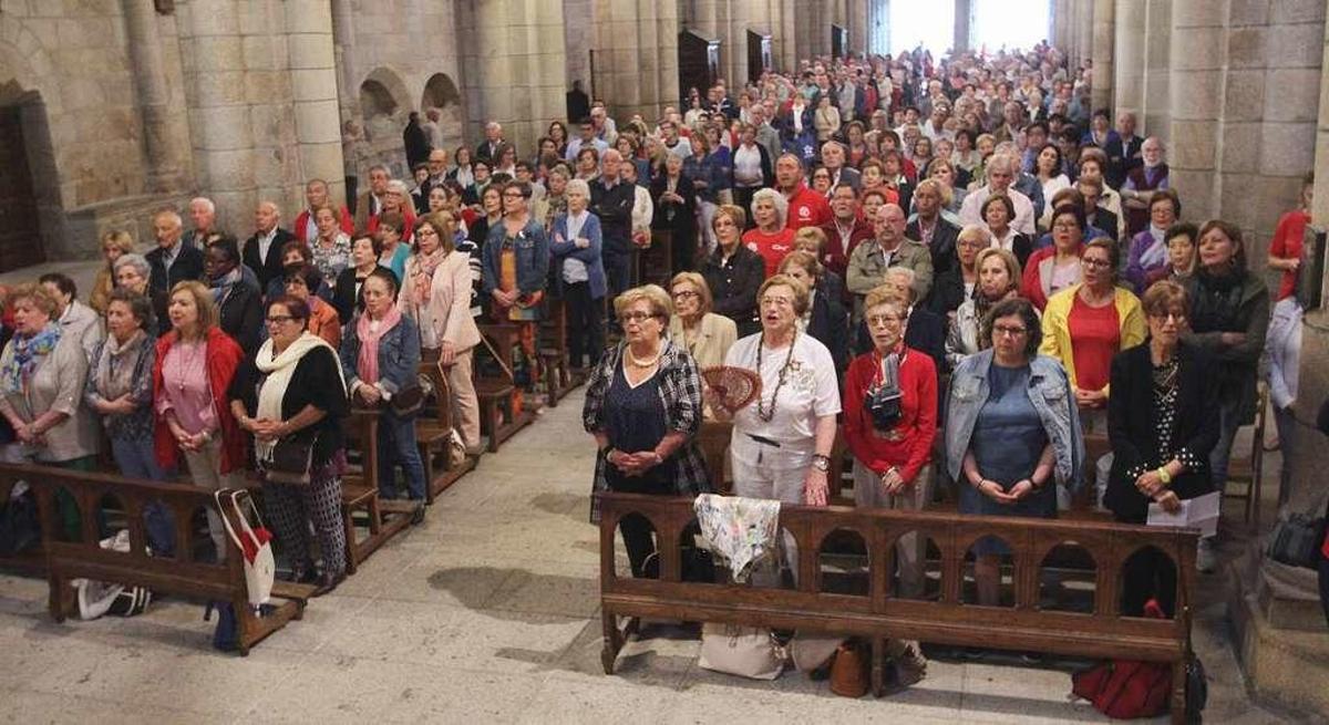 El medio millar de voluntarios de Cáritas que ayer se reunió en Ourense, en la misa en la catedral. // I. O.