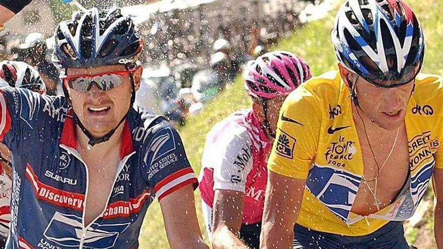 Armstrong junto a Landis en el Tour de 2004.