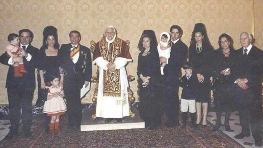 Las críticas de Paco Vázquez al vestuario de Carmen Calvo en el Vaticano &#039;resucitan&#039; el que usó su familia