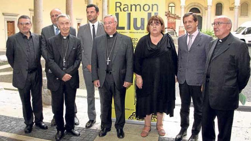 La presidenta del Parlament con la delegación que viajó a Roma para pedir al Papa la canonización de Ramon Llull.