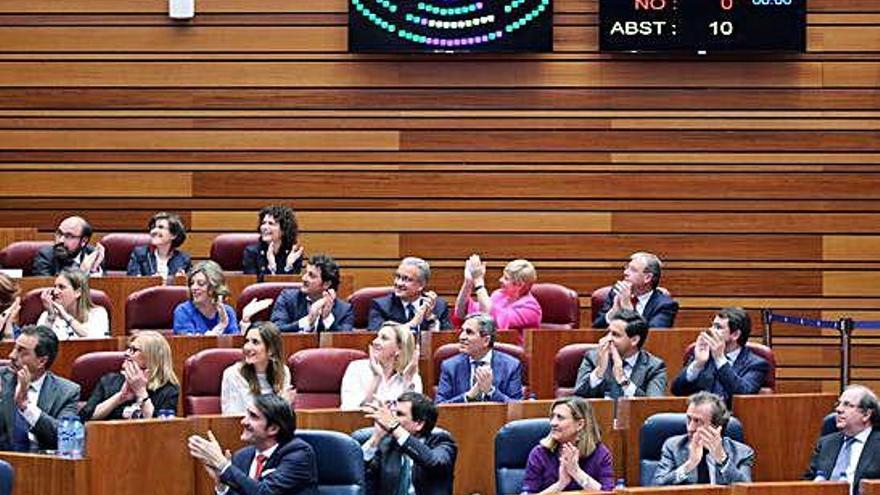 Los parlamentarios aplauden en las Cortes tras aprobar la Ley que anula la anterior normativa de Caza.