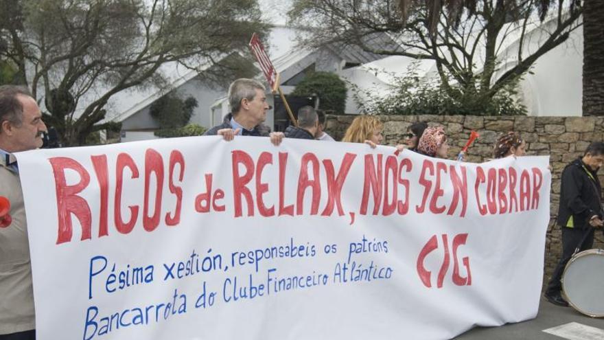 Protesta ante el club.