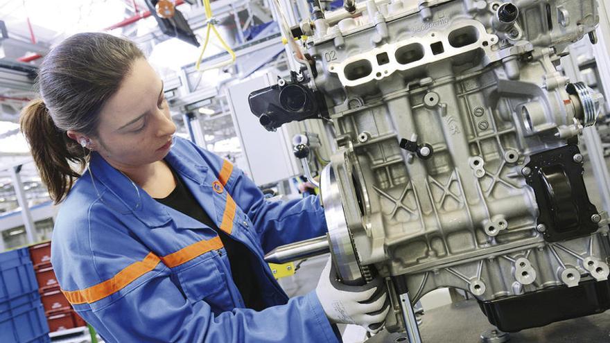 Una trabajadora de la planta de Française de Mécanique, con un motor EB Turbo PureTech de PSA. // G.P.