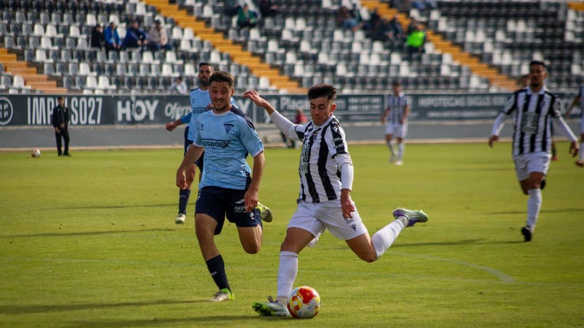 Antonio Pavón se prepara para golpear el cuero en el encuentro ante el Villanovense.