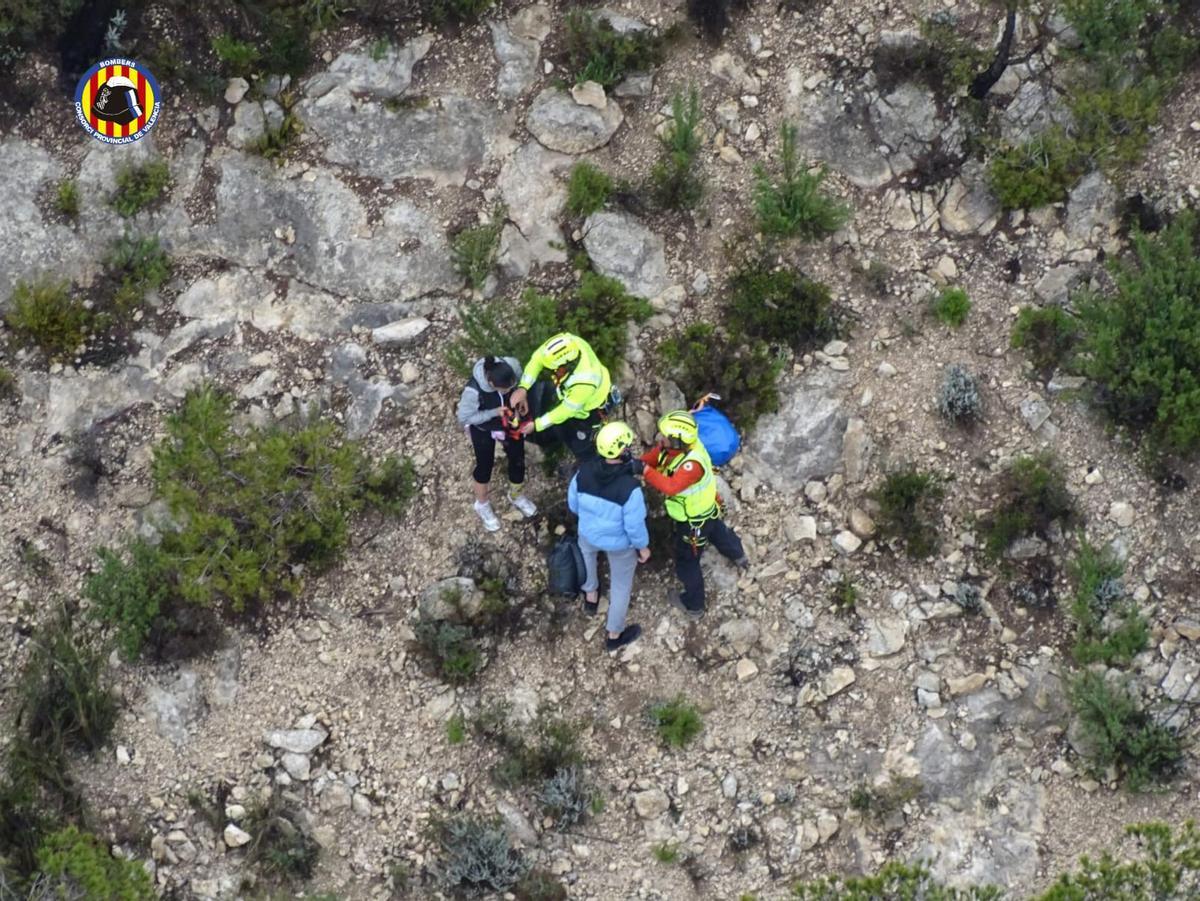 La pareja ha sido rescatada en helicóptero en una zona montañosa del término municipal de Navarrés.