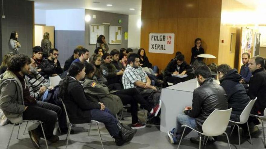 Asamblea de estudiantes, ayer, en la facultad de Económicas de A Coruña. / juan varela