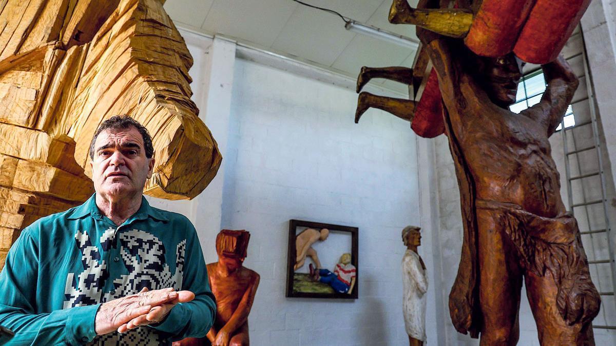 O escultor Francisco Leiro no seu taller en Cambados o pasado mes de xuño.