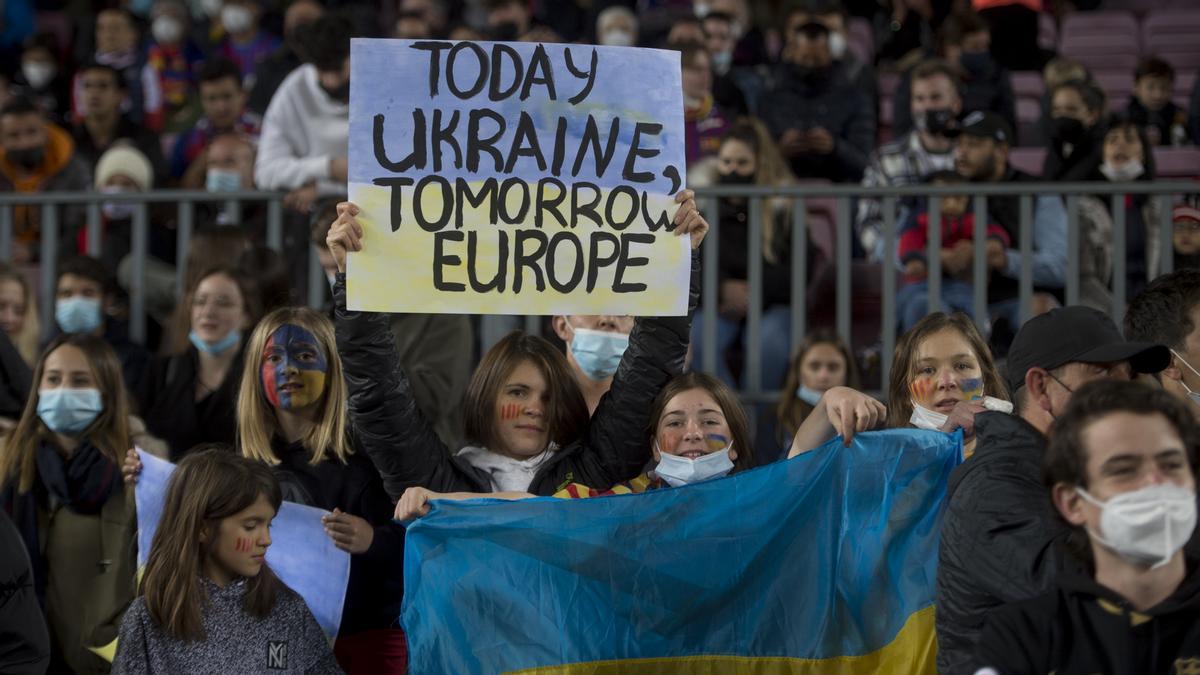 Pancarta de apoyo a Ucrania en el Camp Nou