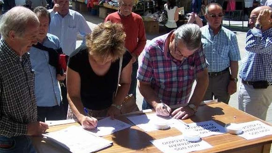 Los vecinos firman en contra de la supresión del partido judicial.