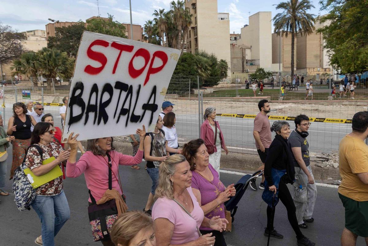 Los vecinos de San Blas claman de nuevo por la tala de árboles en el barrio