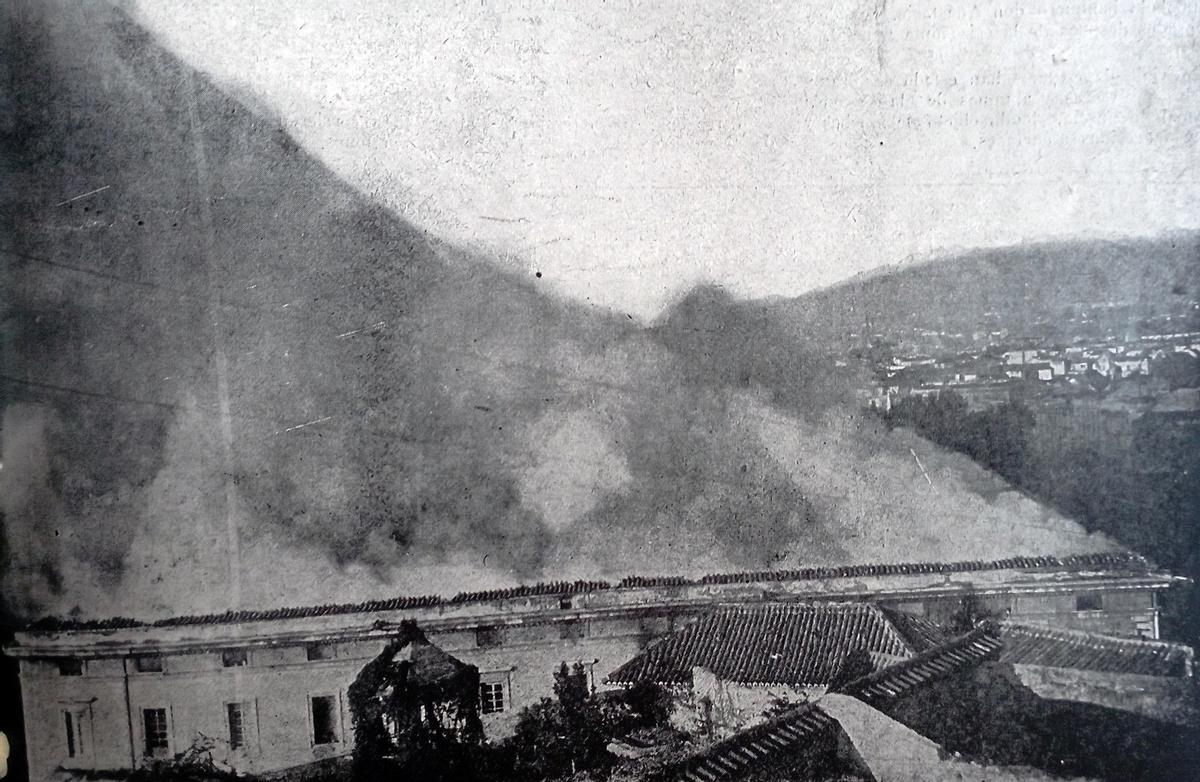 En la mañana del 26 de abril, la Aduana seguía ardiendo.
