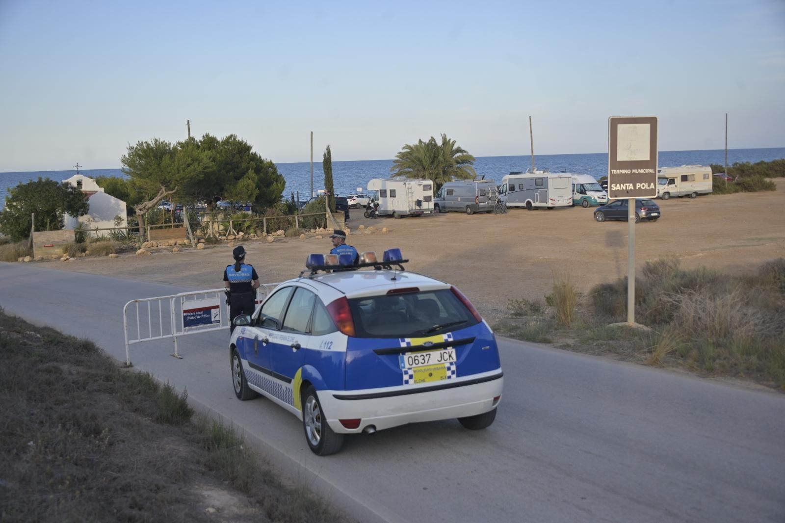 Las imágenes del dispositivo policial para evitar hogueras en las playas de Elche