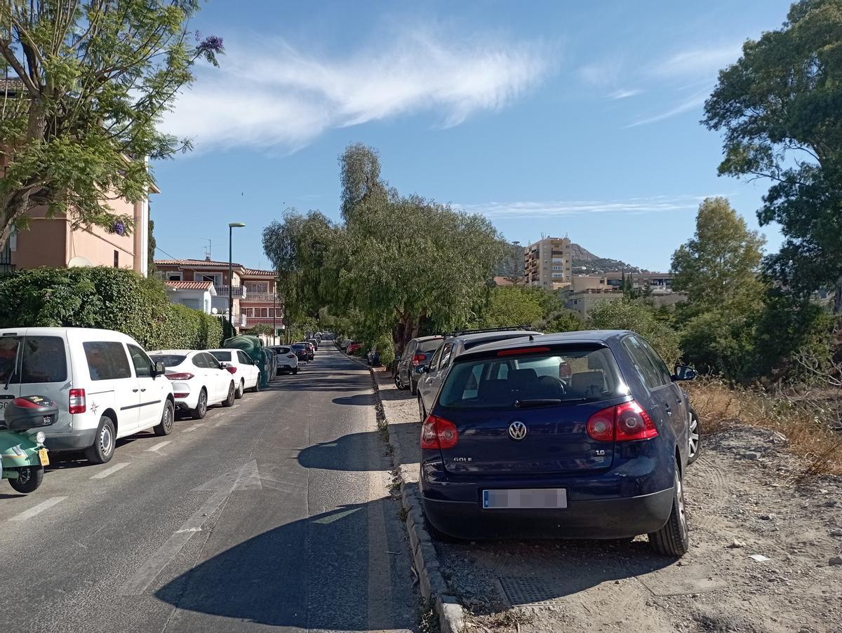 La acera de tierra del arroyo Jaboneros, casi llena ya a las 10 de la mañana.