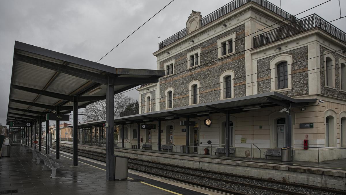 L'estació de tren de Sils en una imatge d'arxiu.