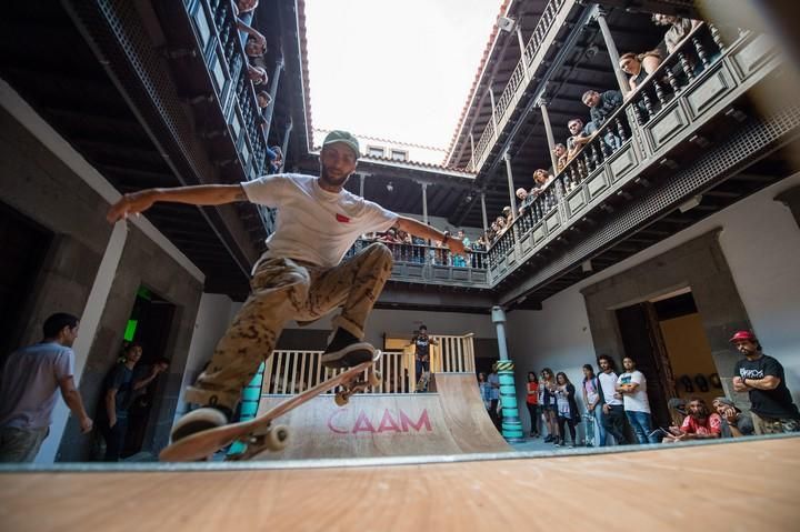 Inauguración de la exposiciones de Shaun Gladwell en Los Balcones 9 y 'Anatomía de lo leve' en San Antonio Abad, con performance de Esther Aldaz. CAAM, Centro Atlántico de Arte Moderno.  7 de julio de 2017