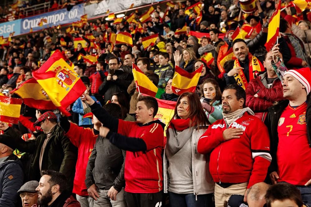 Aficionados en El Molinón durante el España-Israel