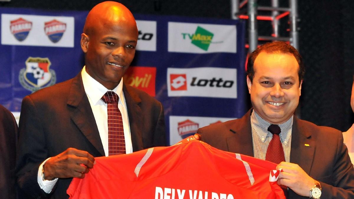 El panameño Julio César Dely Valdés posa junto al presidente de la Federación Panameña de Fútbol, Ariel Alvarado