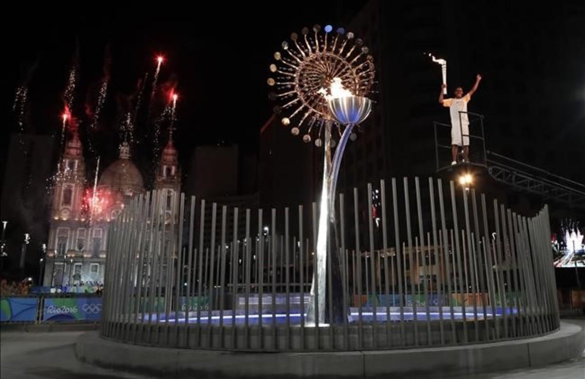 Jorge Alberto Oliveira con la llama olímpica durante la ceremonia de inauguración de los JJOO de Río 2016