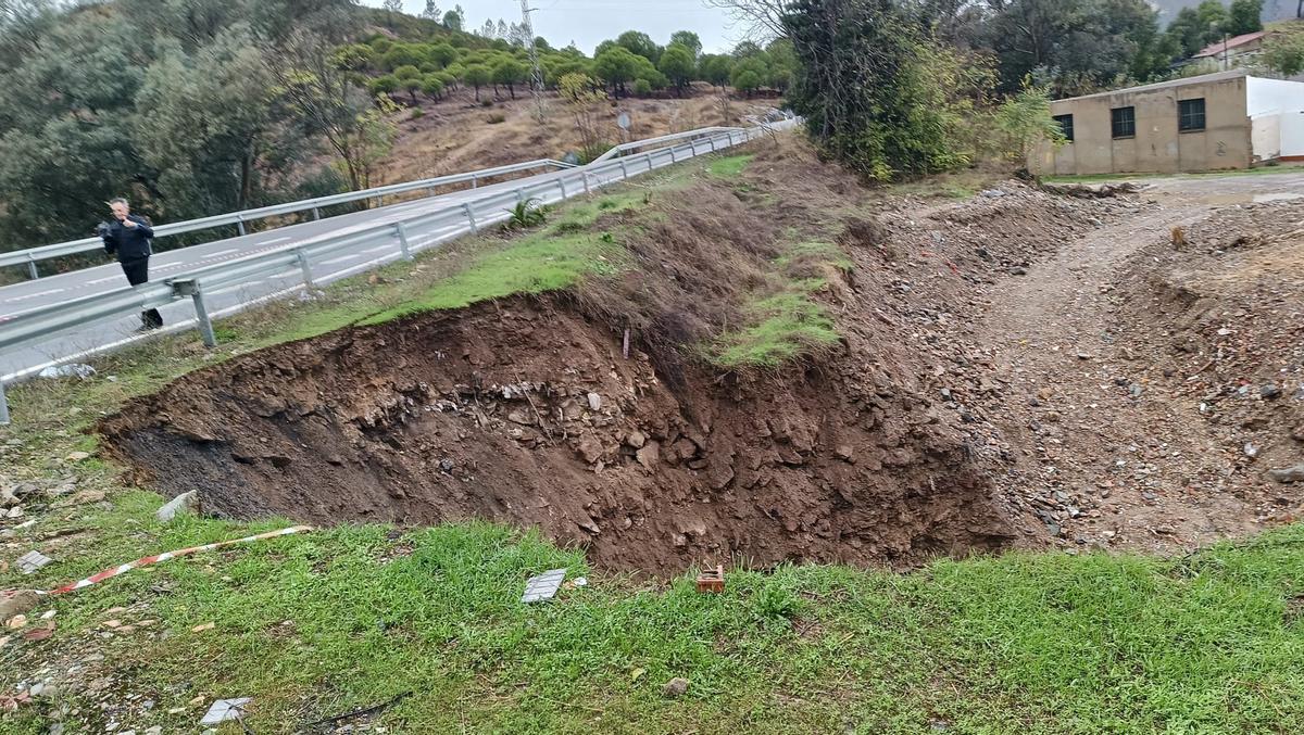 Peligro de derrumbe en la carretera A-476 de Nerva.