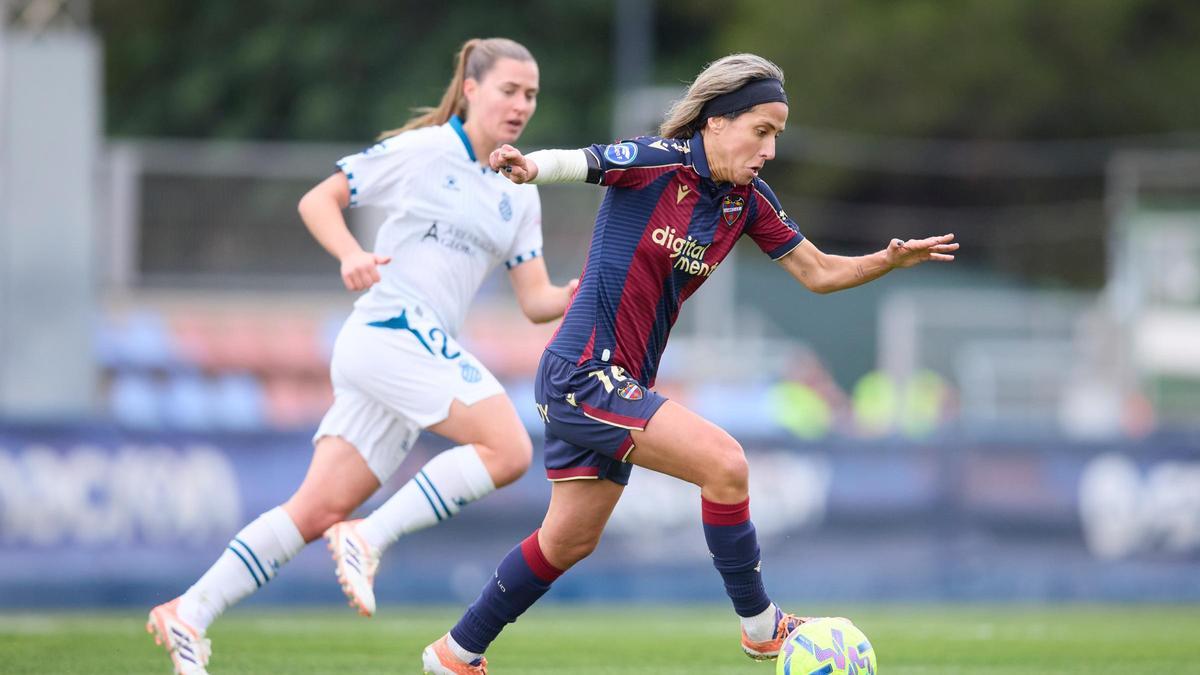 Dolores Silva conduciendo un balón.