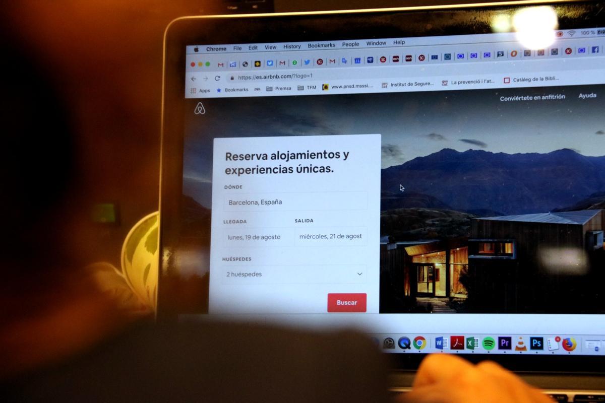 Un usuari consultant una plataforma de lloguer de pisos turístics.