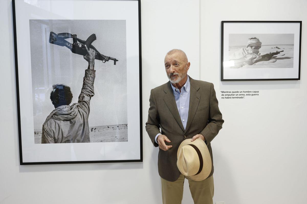MADRID, 06/05/2026.- Arturo Pérez-Reverte presenta este miércoles su exposición 'Fotografías de guerra' (1974-1985) y el libro 'Enviado especial' (Alfaguara), una "biografía de guerra" que reúne crónicas y reportajes escritos en los 70 y los 80, y artículos más recientes sobre conflictos pasados y presentes. EFE/Chema Moya