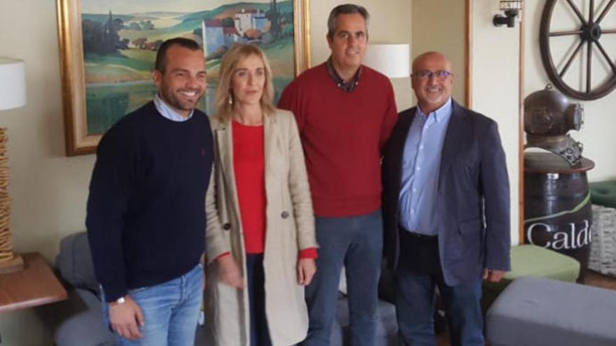 De izquierda a derecha Martín Sosa (CC-UxGC), María Jesús Álvarez (Ciudadanos), Miguel Jorge (PP) y Juan Armando Umpiérrez (Plataforma), tras la firma del pacto esta mañana.