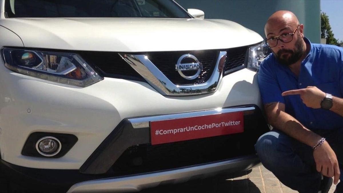 Raúl Escolano, con su coche comprado a través de Twitter.