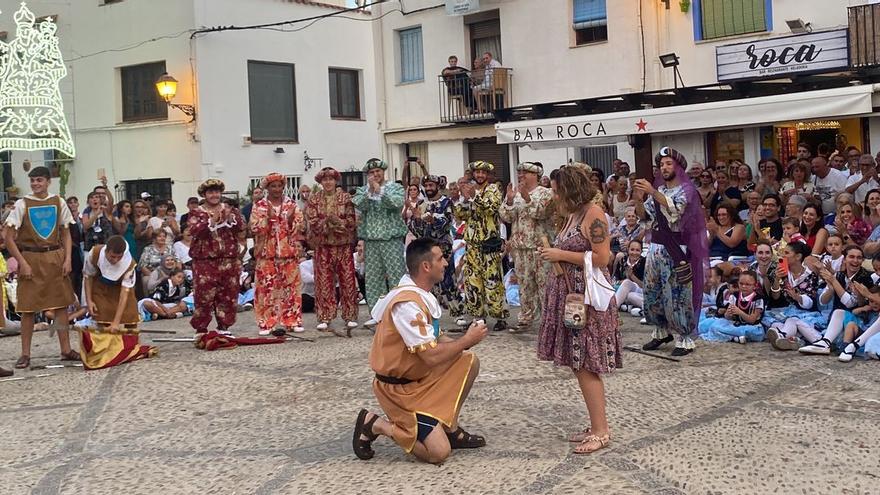 Emotiva ha sido la pedida en matrimonio de un joven a su novia antes de la Dansa-Batalla de Moros i Cristians.