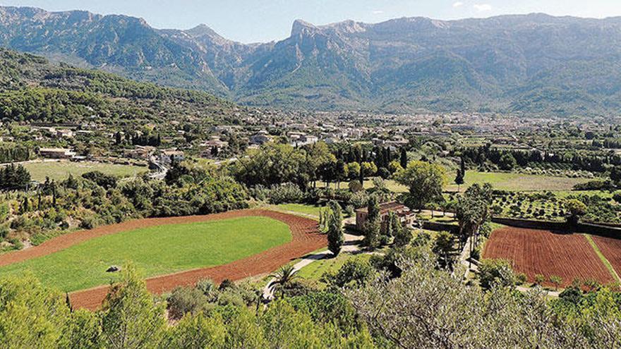 Sóller mit seinen Gipfeln: Serra de Son Torrella (li.), Serra d&#039;Alfàbia (re.), der l&#039;Ofre und die Cornadors (Mi.).