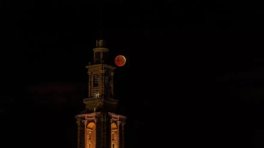 Así se vio en Asturias el eclipse lunar que tiñó de rojo el amanecer en la región