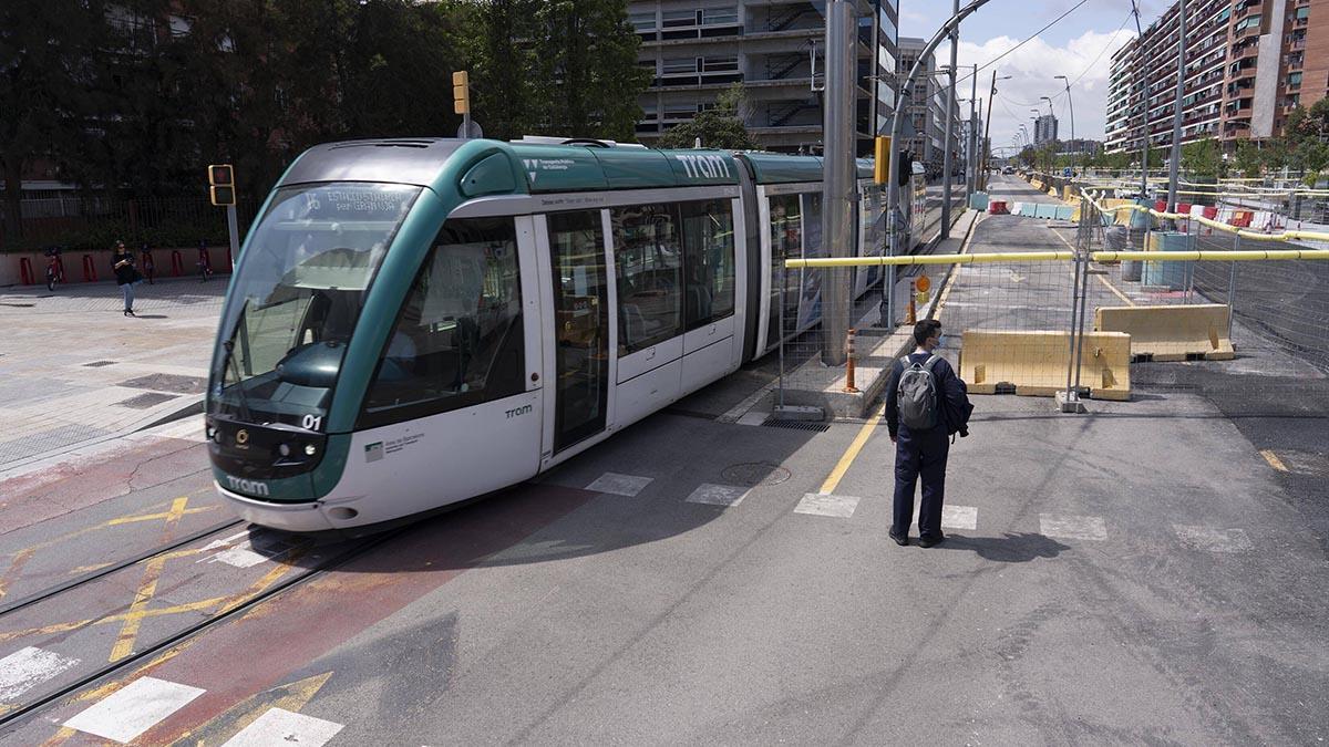 Un Tram circula por la Gran Via en el tramo entre Glòries i la rambla de Poblenou. Un Tram circula por la Gran Via en el tramo entre Glòries i la rambla de Poblenou.