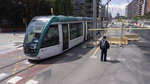 Un Tram circula por la Gran Via en el tramo entre Glòries i la rambla de Poblenou.