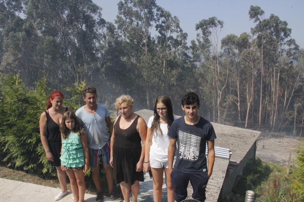 Incendios en Galicia | Vecinos de Cotobade intentan alejar el fuego de sus casas