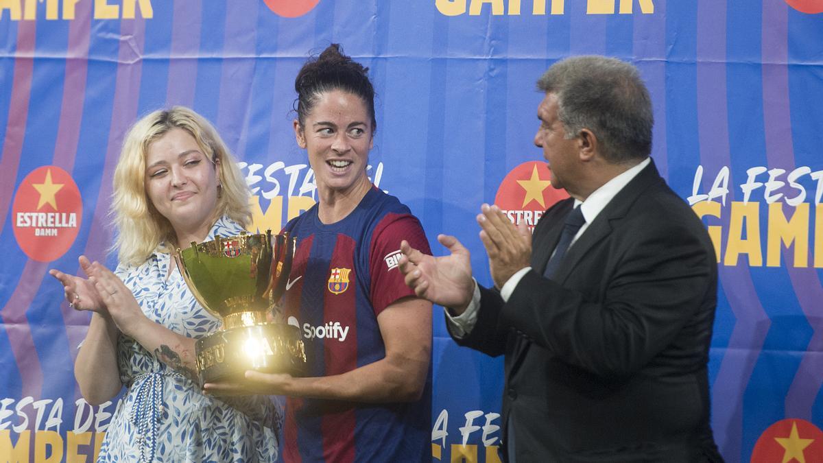 Joan Laporta aplaude a la capitana Marta Torrejón al recoger el trofeo Gamper