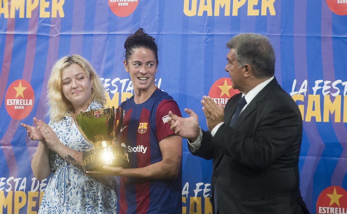 Joan Laporta aplaude a la capitana Marta Torrejón al recoger el trofeo Gamper
