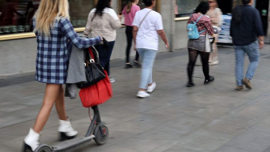 Una mujer resulta herida, tras caer de un patinete, de madrugada, en Llaranes