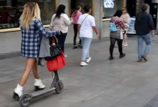 Una mujer resulta herida, tras caer de un patinete, de madrugada, en Llaranes